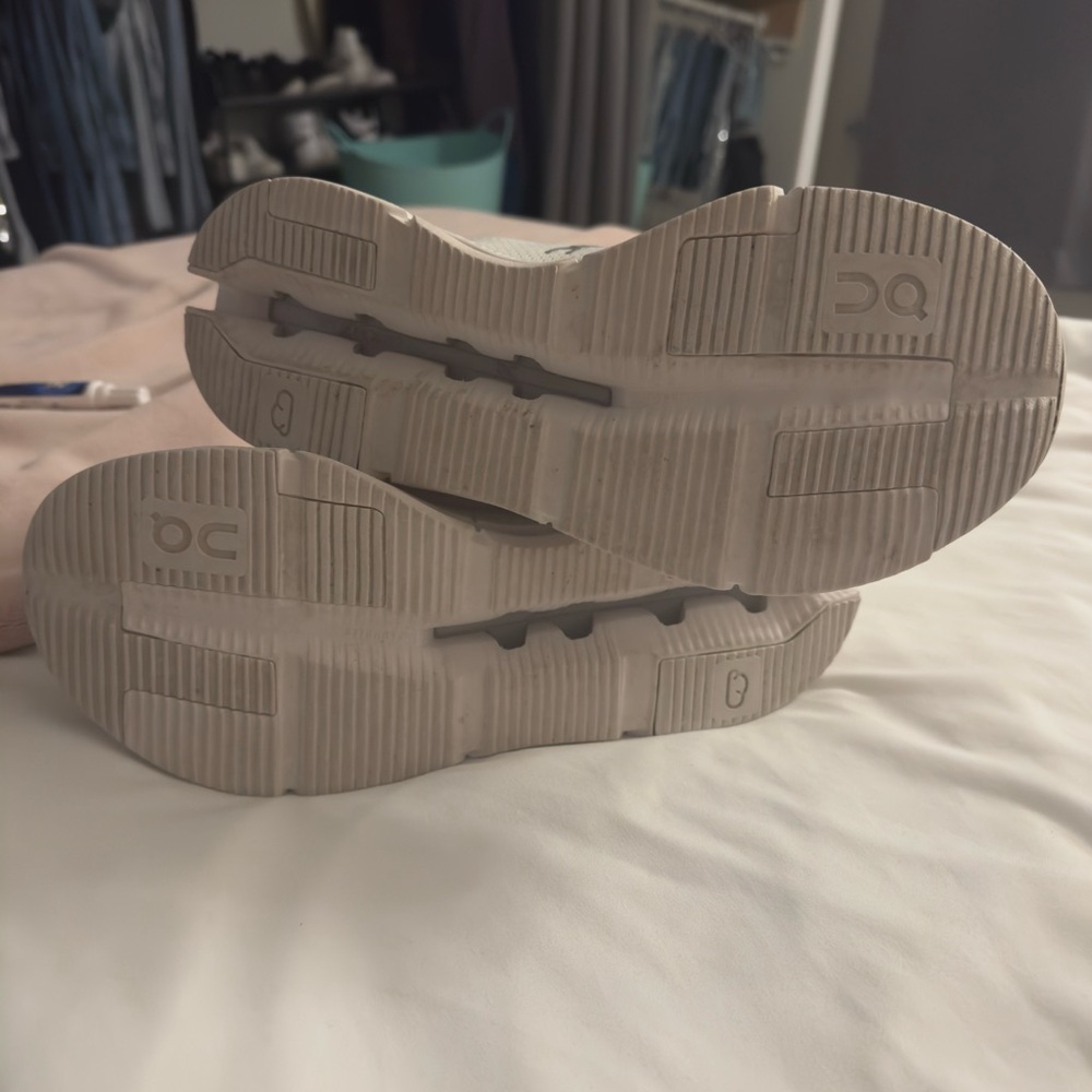 On Cloud Nova Shoes - Picture 4 of 5